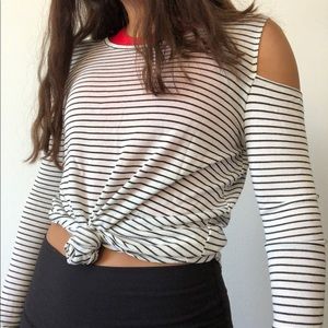 Thin b&w stripped sweater with cut out shoulders
